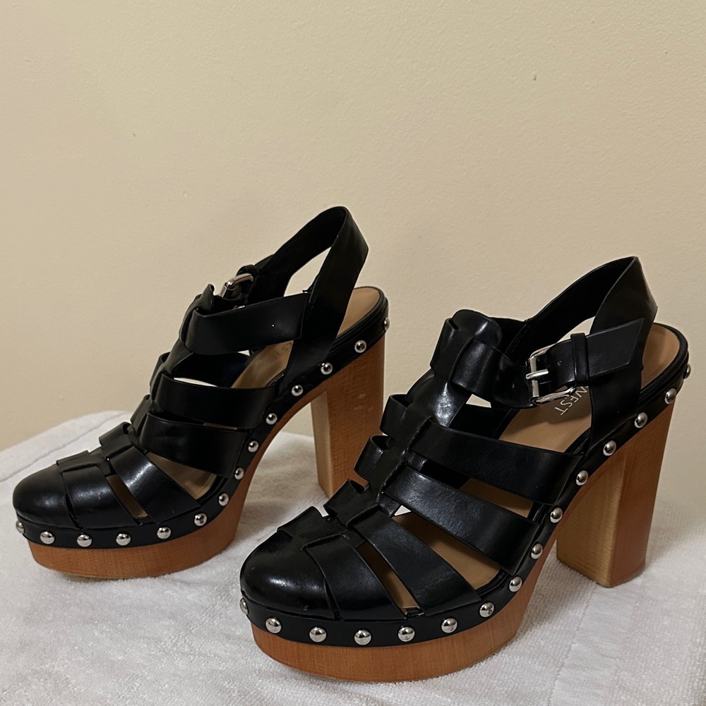 🔥Nine West Stylish Black Leather studded Platform Sandals.
Excellent Condition.